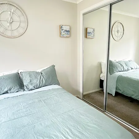 Bright&Cozy Room - Homestay Style - On Street Parking Only